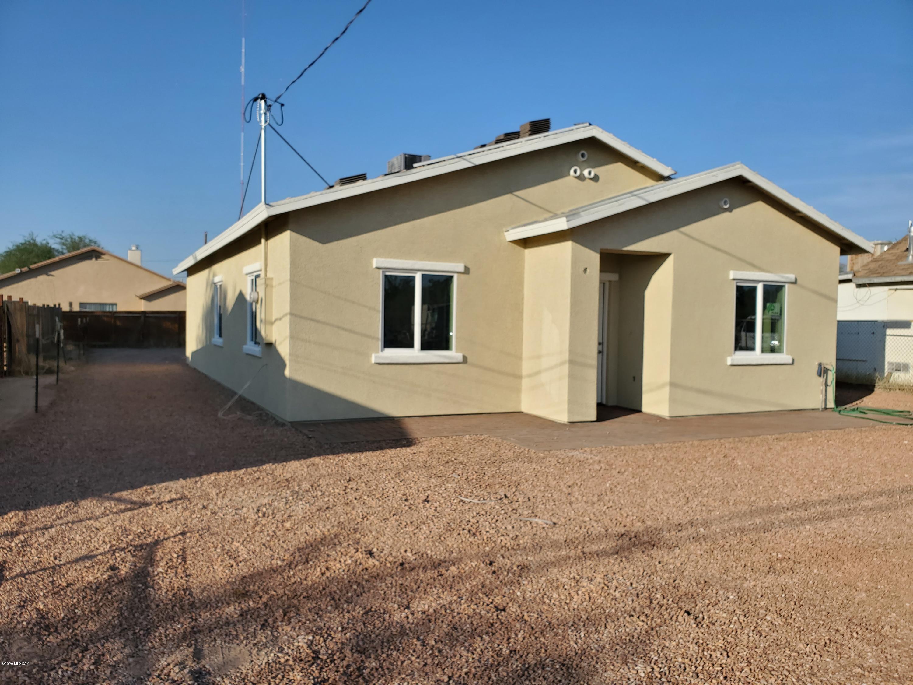 596 West Simmons Road Tucson, AZ 85705 - Photo 1 of 12