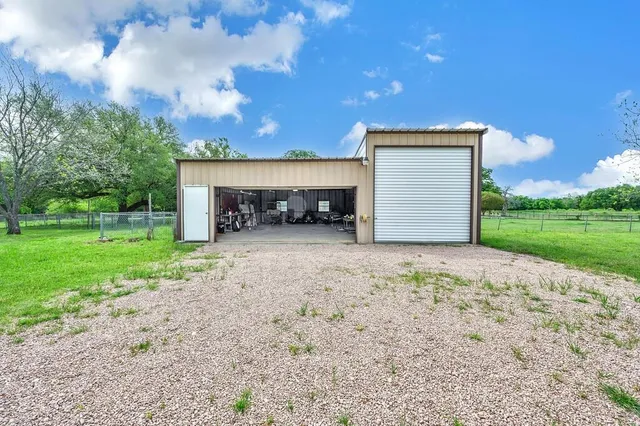 a view of a house with backyard and garden