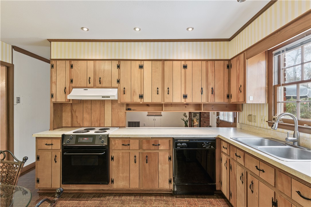 237 King Cotton Road Brunswick, GA 31525 - Photo 14 of 43 Spacious kitchen with window overlooking the backyard.