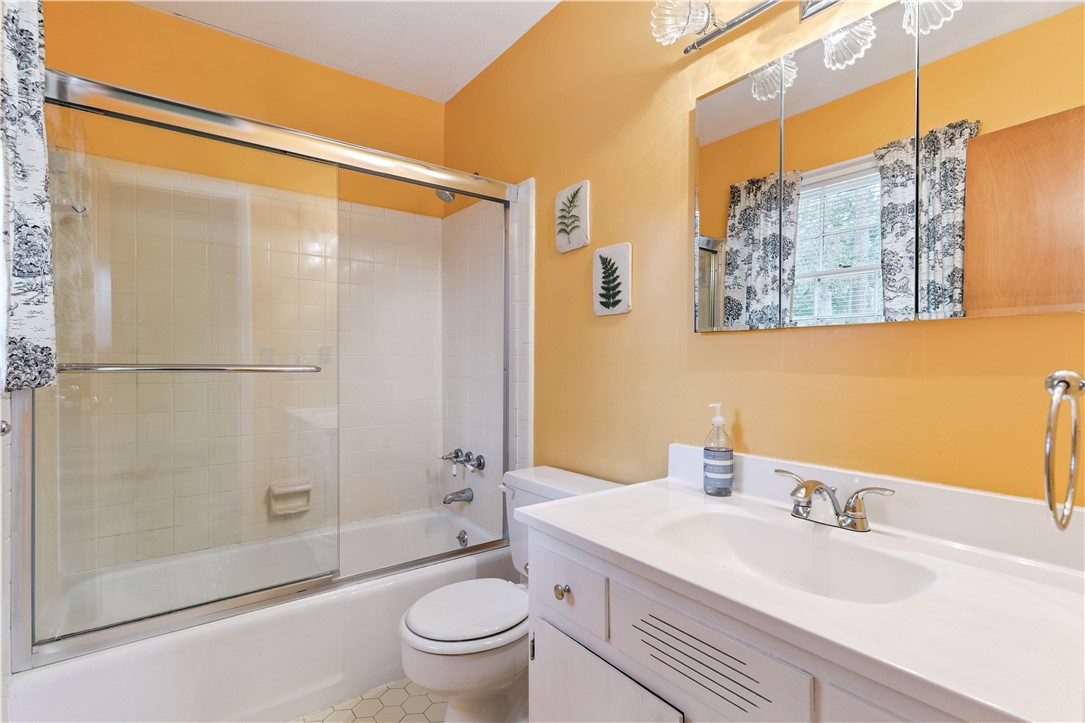 237 King Cotton Road Brunswick, GA 31525 - Photo 21 of 43 Primary bath features original tile - aren't you glad that's coming back in style!