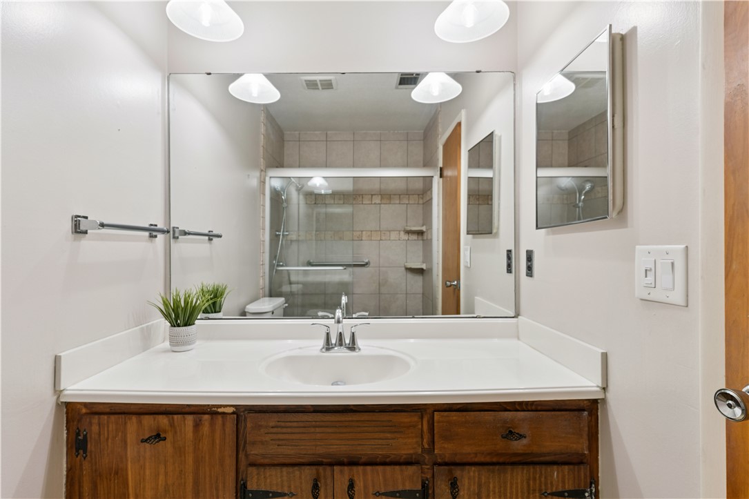 237 King Cotton Road Brunswick, GA 31525 - Photo 25 of 43 Hall bath with newer walk-in shower.