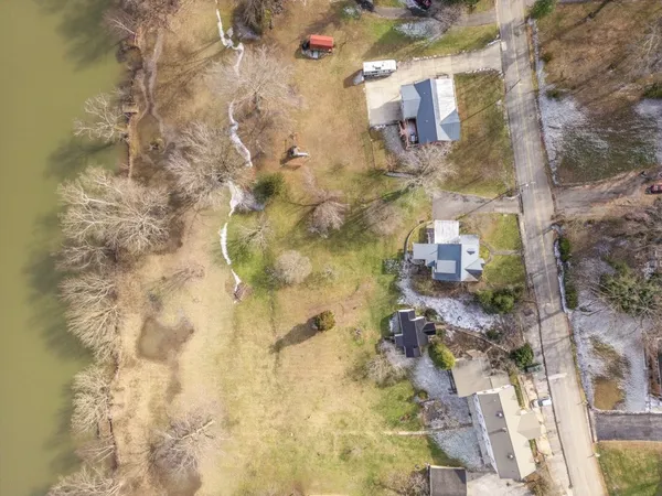 a view of a yard in front of a house