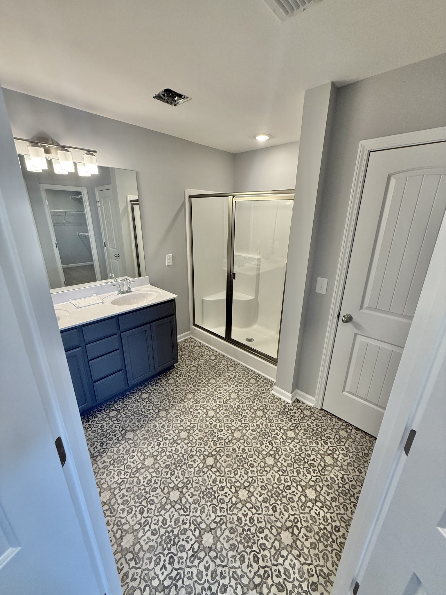 5 Country Circle Manchester, TN 37355 - Photo 8 of 13 a view of entryway with window and hardwood floor