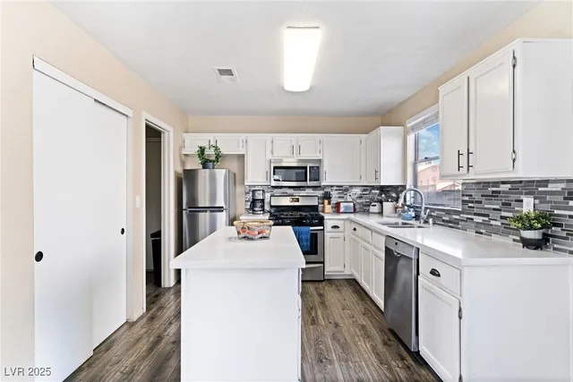 $2,900 | 8213 Grassy Point Circle, Las Vegas, NV 89145