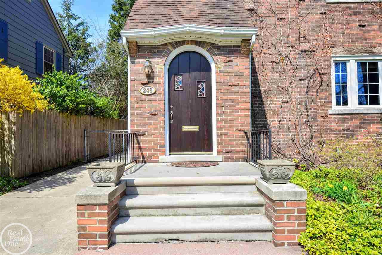 246 Ridgemont Road Grosse Pointe, MI 48236 - Photo 2 of 28 50010364-1.JPG