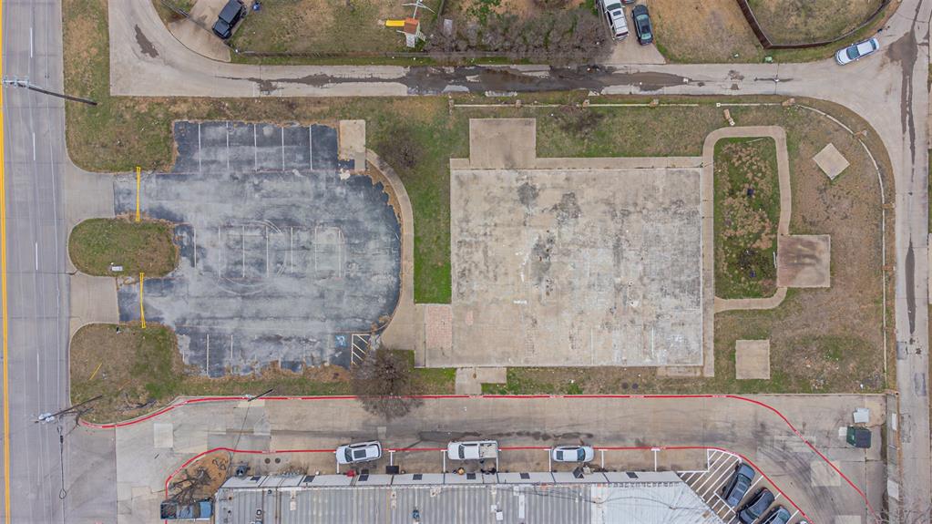 1019 Tripp Road Mesquite, TX 75150 - Photo 7 of 20 a bathroom with a sink and a mirror