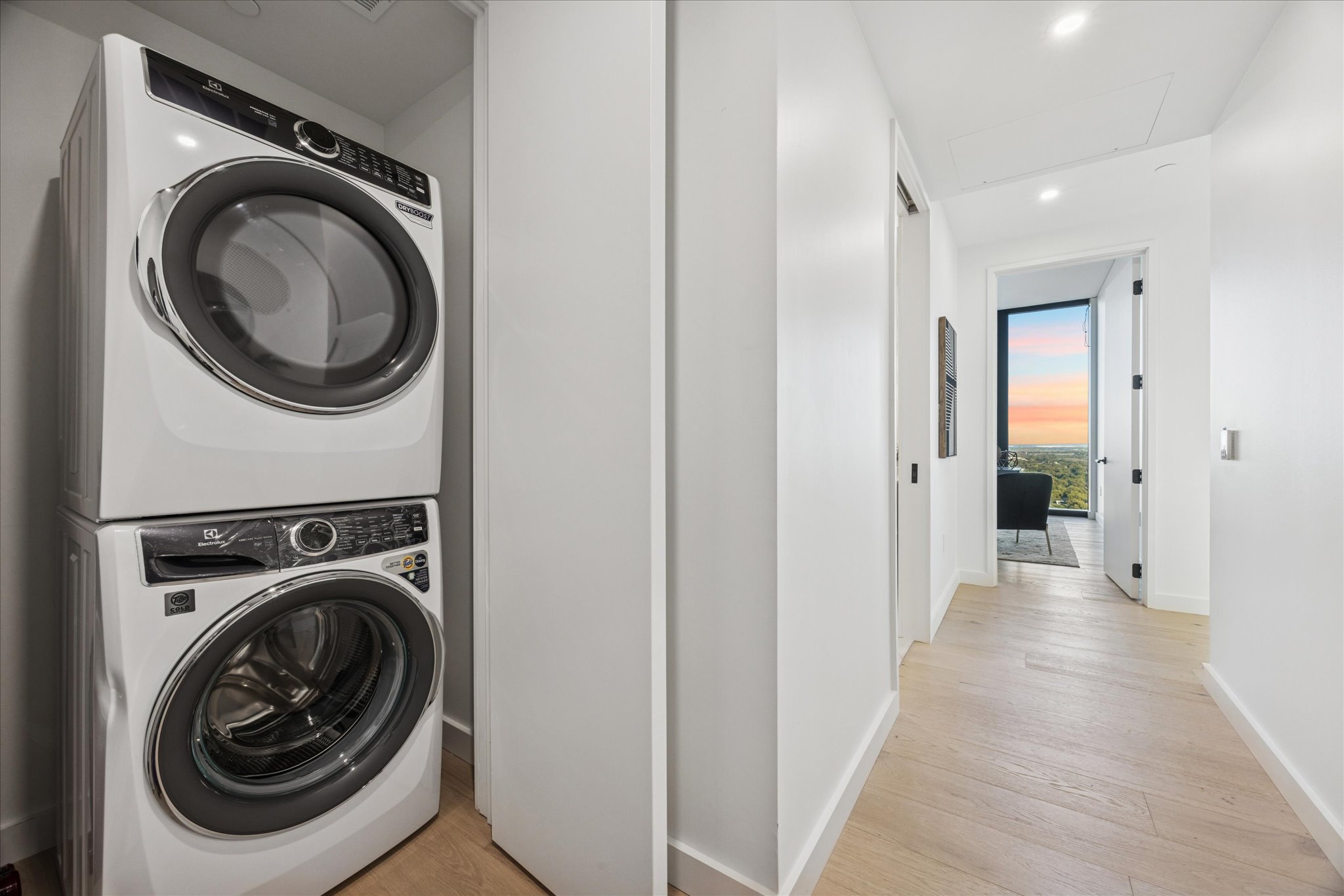 610 Davis Street, Unit 3102 Austin, TX 78701 - Photo 21 of 40 a view of a hallway with washer and dryer