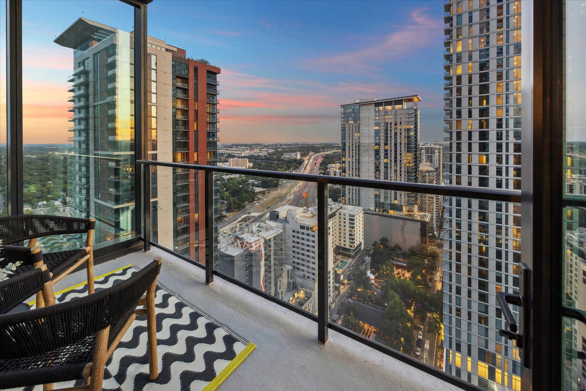 610 Davis Street, Unit 3102 Austin, TX 78701 - Photo 22 of 40 a balcony with street view