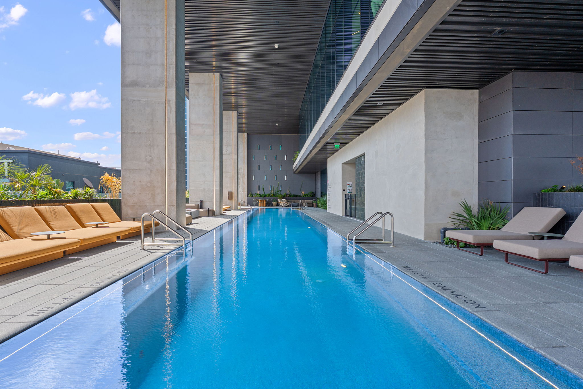 610 Davis Street, Unit 3102 Austin, TX 78701 - Photo 26 of 40 a swimming pool with outdoor seating