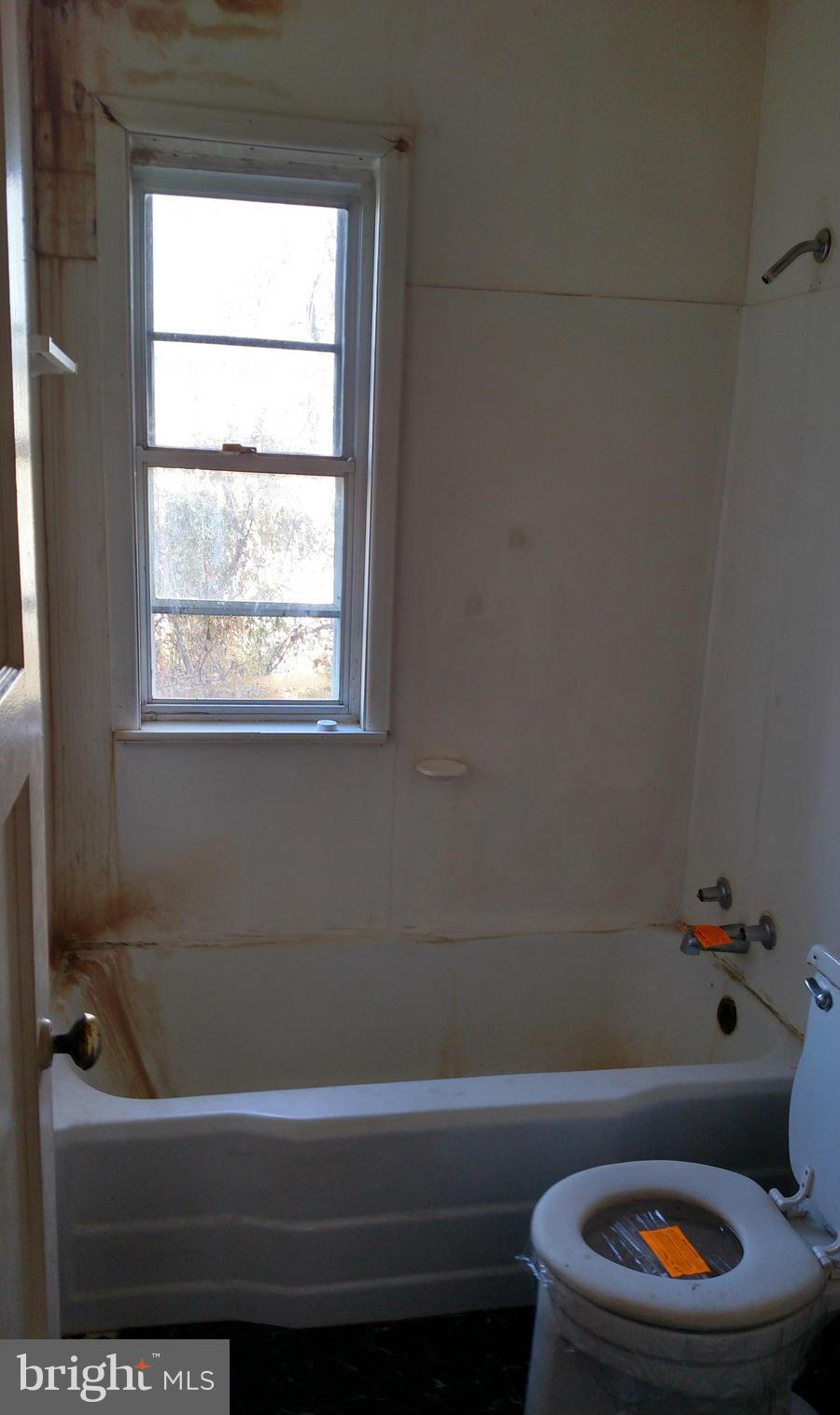 510 Bridgeview Road Baltimore, MD 21225 - Photo 10 of 11 Bath