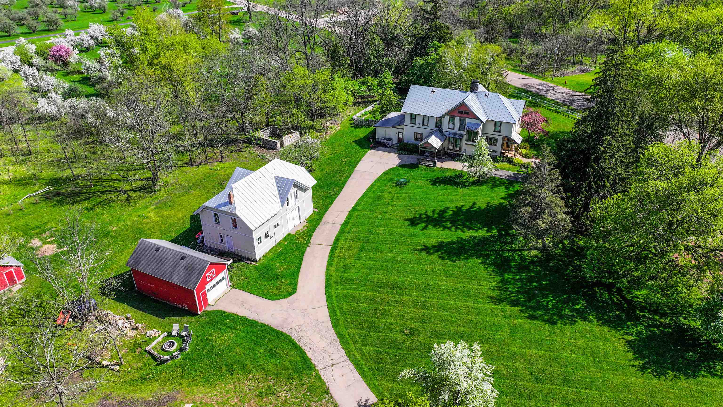 E3192 Apple Tree Lane Waupaca, WI 54981 - Photo 2 of 53