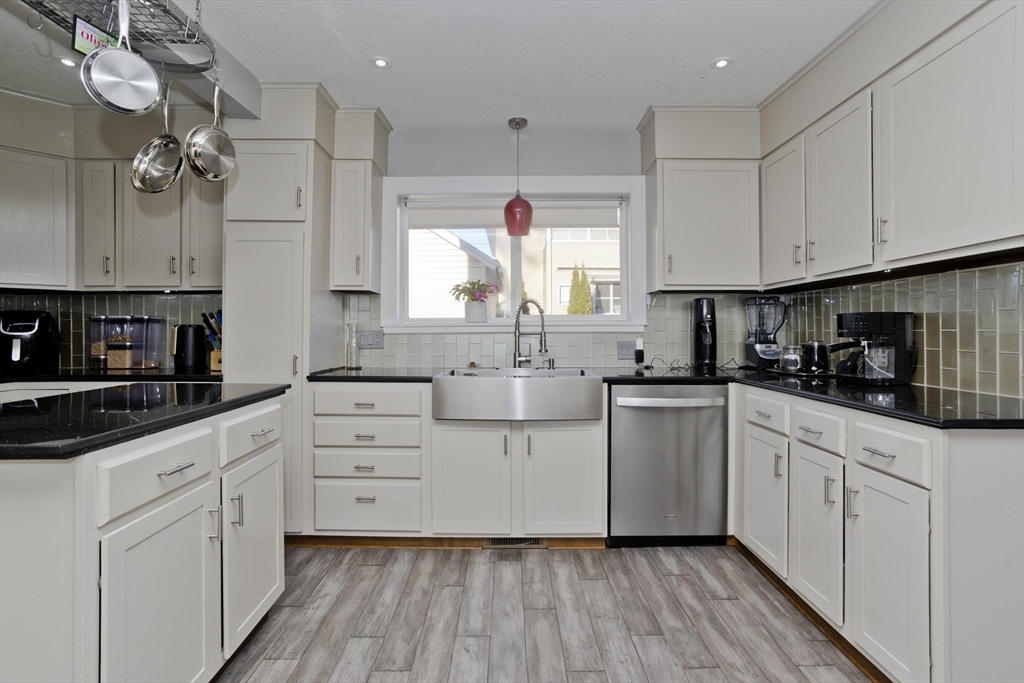 16 Athol Street Springfield, MA 01107 - Photo 4 of 31 Gallery Image 4
