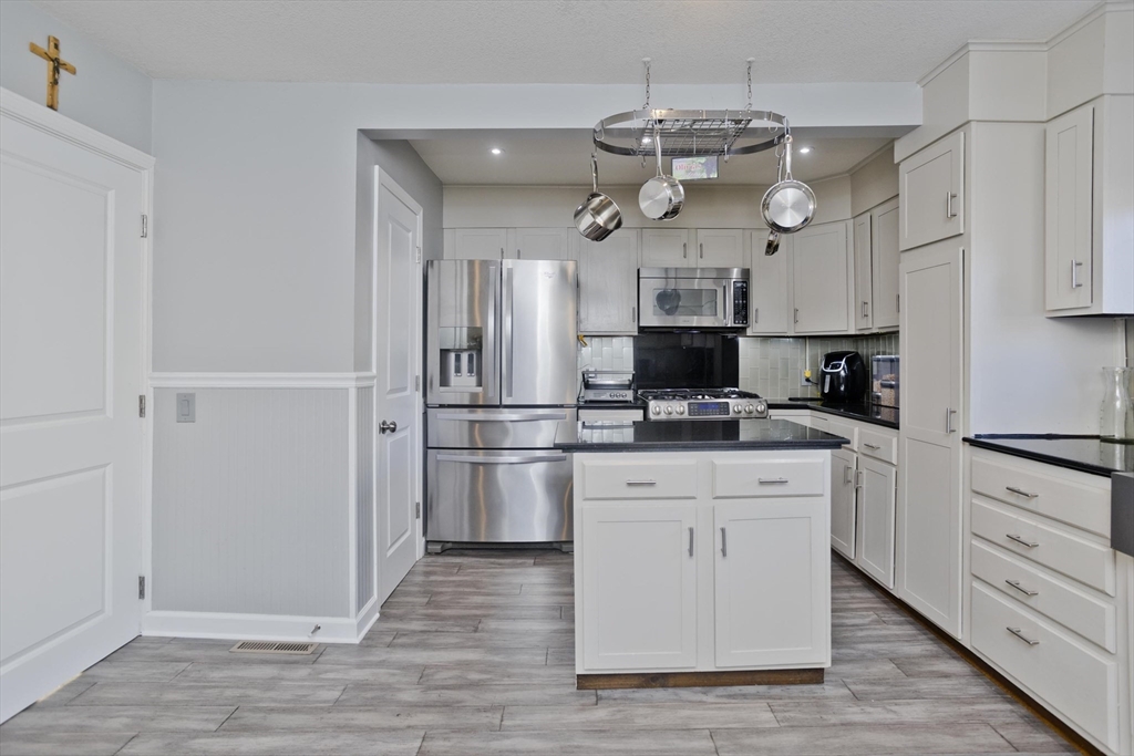 16 Athol Street Springfield, MA 01107 - Photo 5 of 31 Gallery Image 5