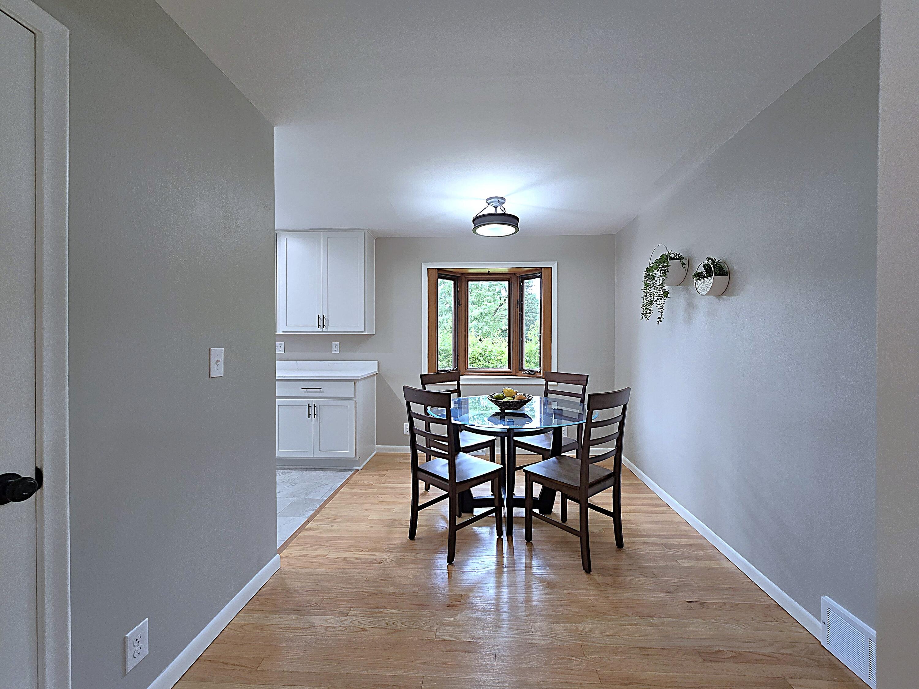 W136N7015 Claas Road Menomonee Falls, WI 53051 - Photo 12 of 54 Dinette
