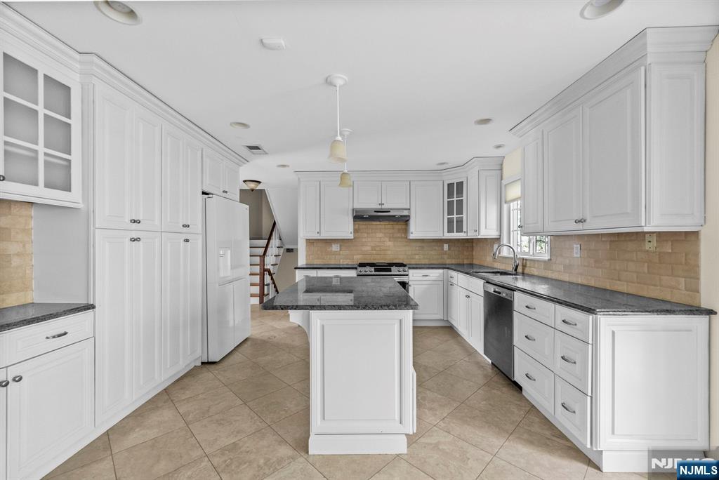 23 Pike Street Alpine, NJ 07620 - Photo 12 of 45