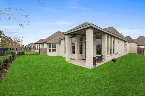 a view of a house with backyard