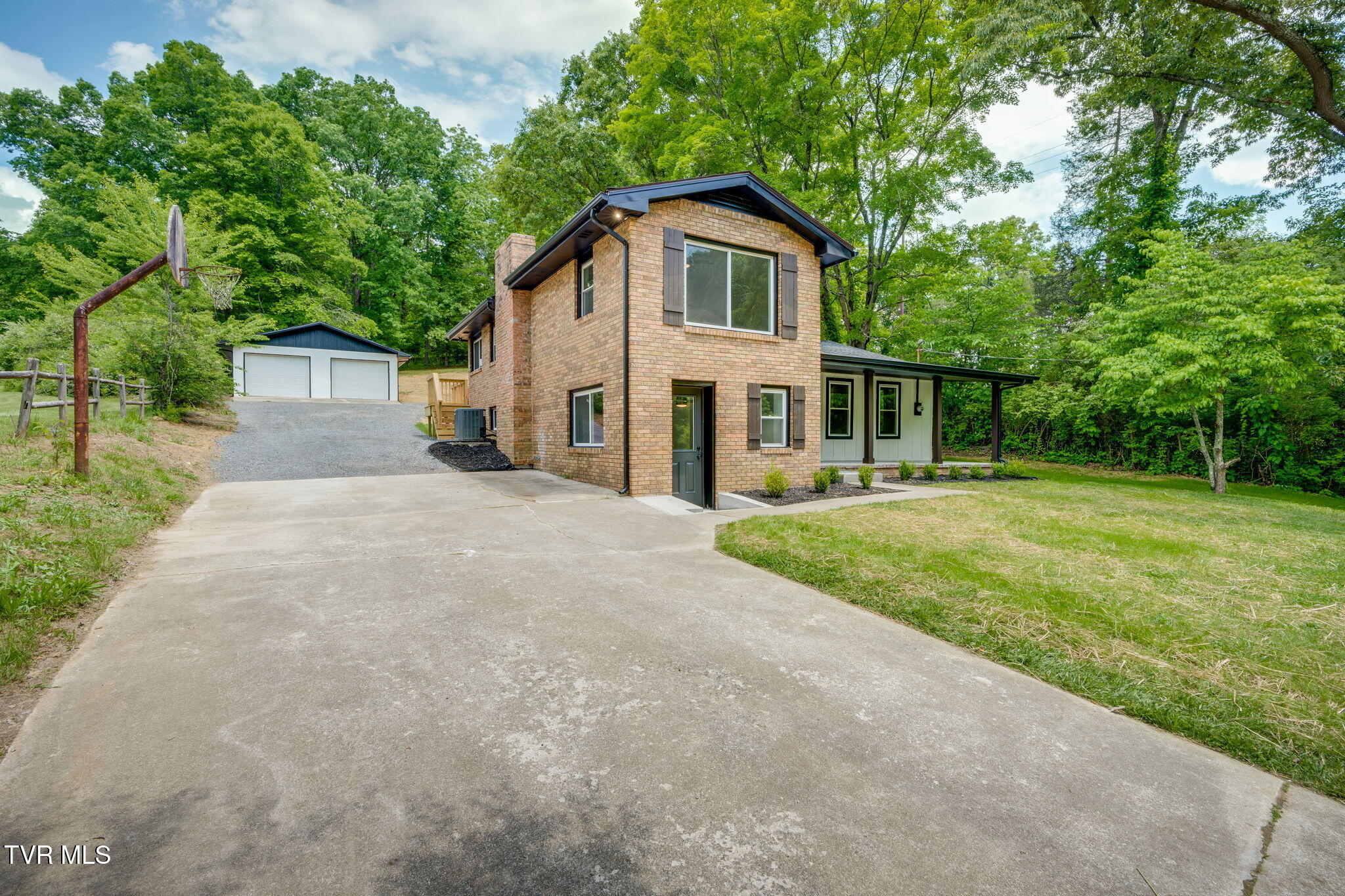 144 Lone Oak Road Surgoinsville, TN 37873 - Photo 2 of 38 002 (19)