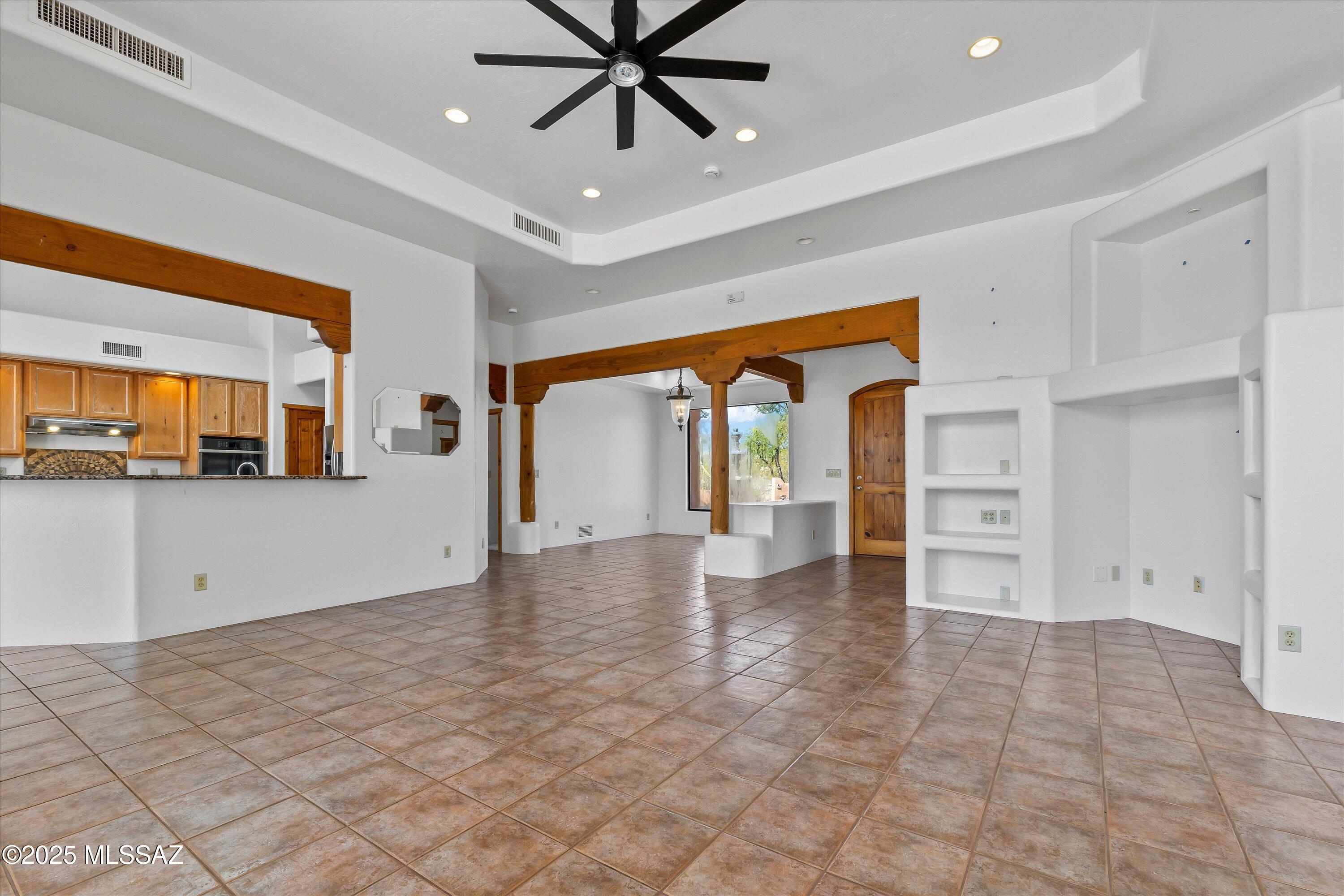 6200 North Abington Road Tucson, AZ 85743 - Photo 7 of 40 09-Living Area
