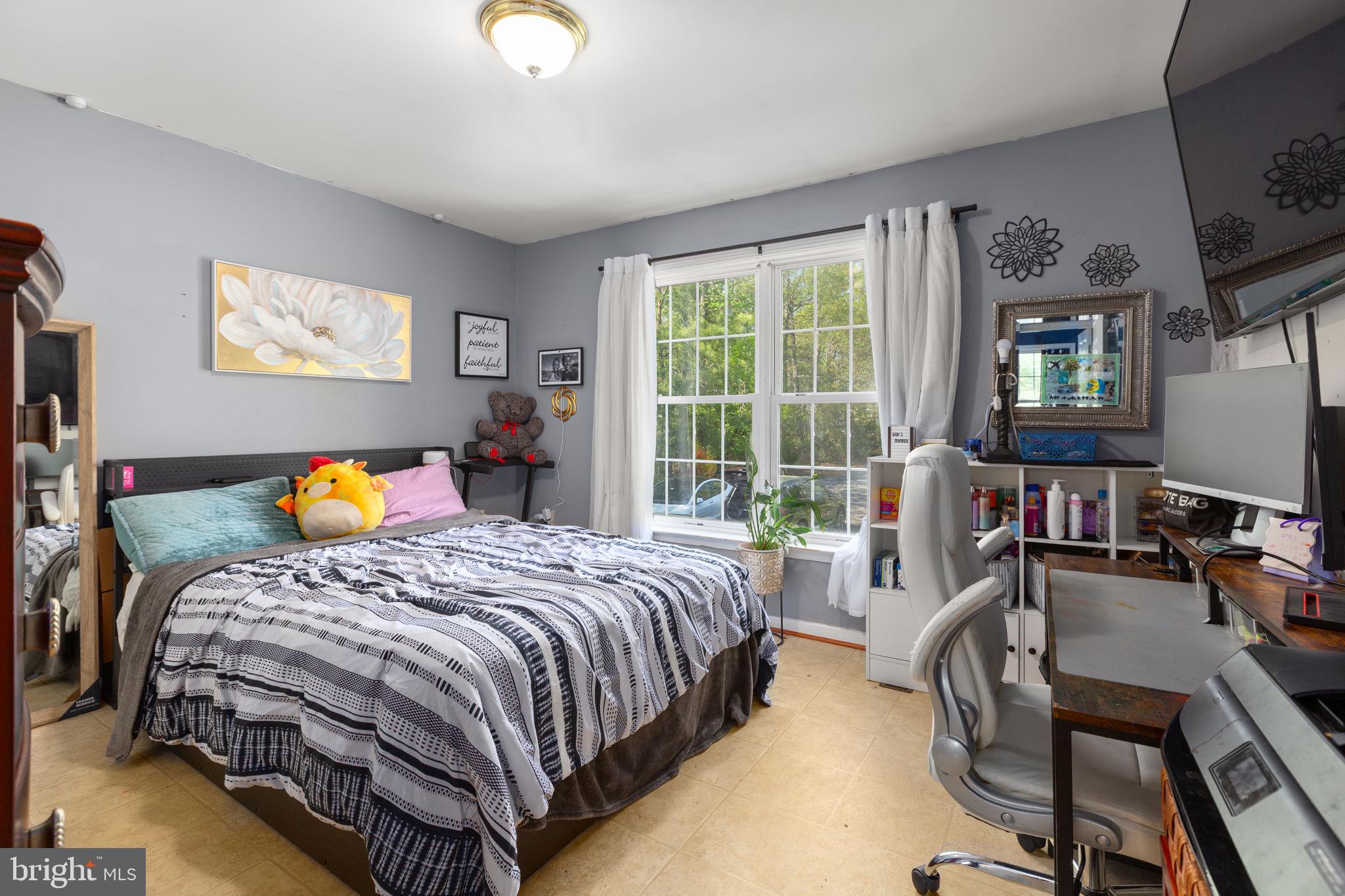 877 Campers Lane Ruther Glen, VA 22546 - Photo 6 of 13 a bedroom with a bed and a bookshelf
