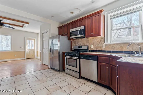 $2,695 | 53 Beekman Street, Saratoga Springs, NY 12866