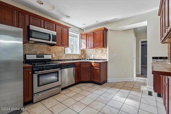 $2,695 | 53 Beekman Street, Saratoga Springs, NY 12866