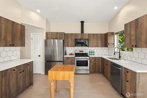 $950,000 | 4977 19th Avenue South, Seattle, WA 98108