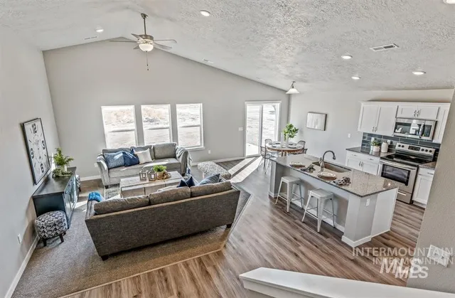 $388,990 | 1587 Southwest Silverstone Avenue, Mountain Home, ID 83647