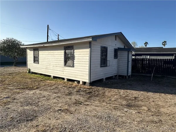 a view of a house with a backyard