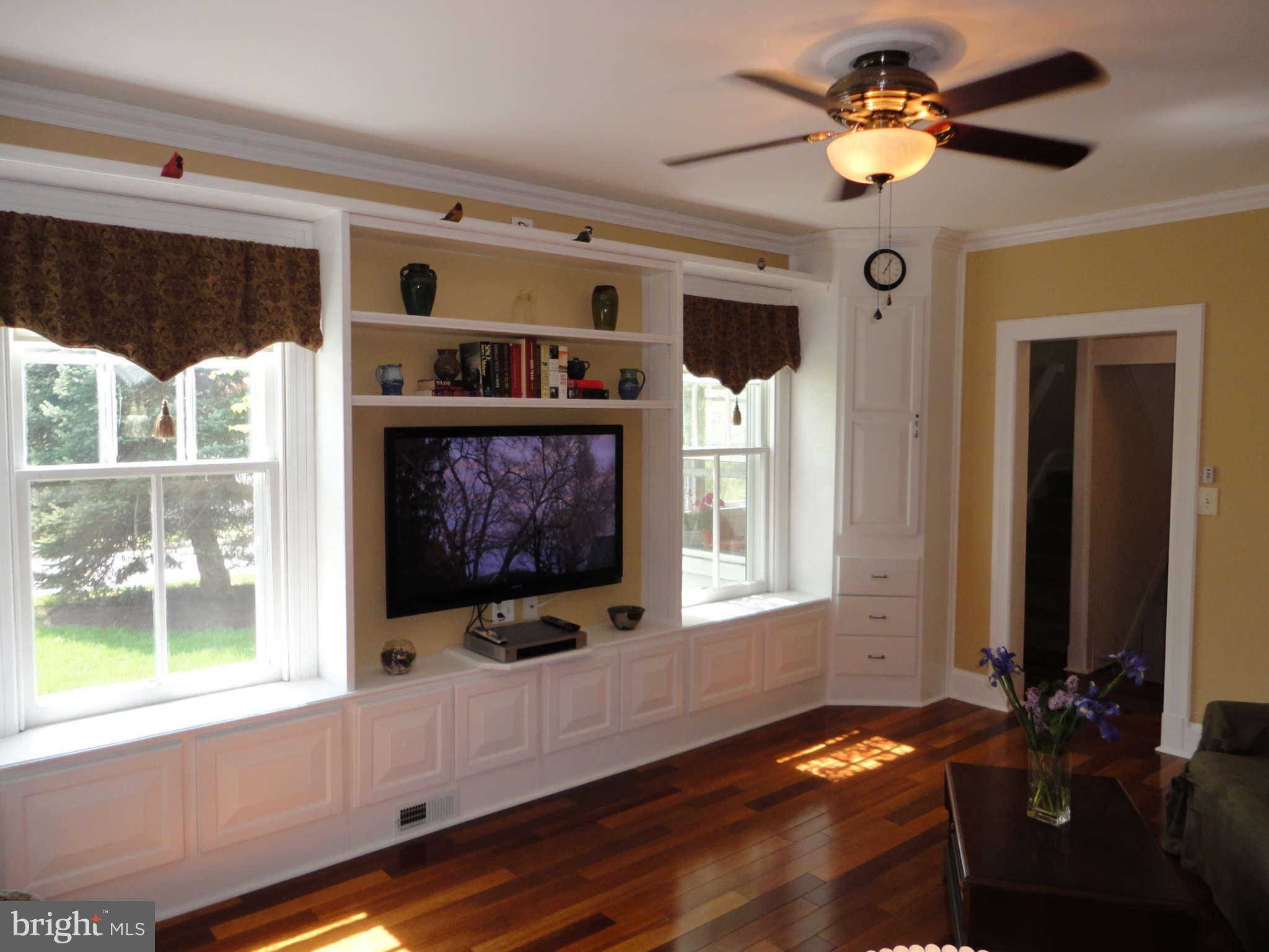 210 Ashland Road Cockeysville, MD 21030 - Photo 3 of 25 Living Room with Built-ins