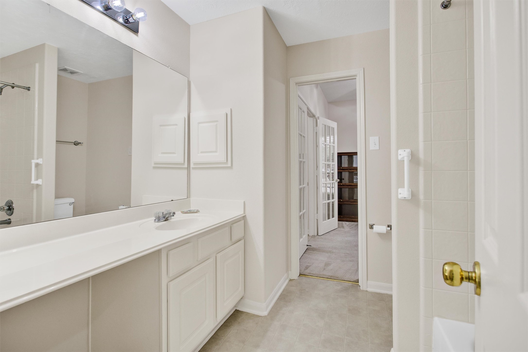 6031 Skyhaven Lane Spring, TX 77379 - Photo 25 of 33 Secondary bath has access from hallway of BR 2&3 as well as the study/BR 4
