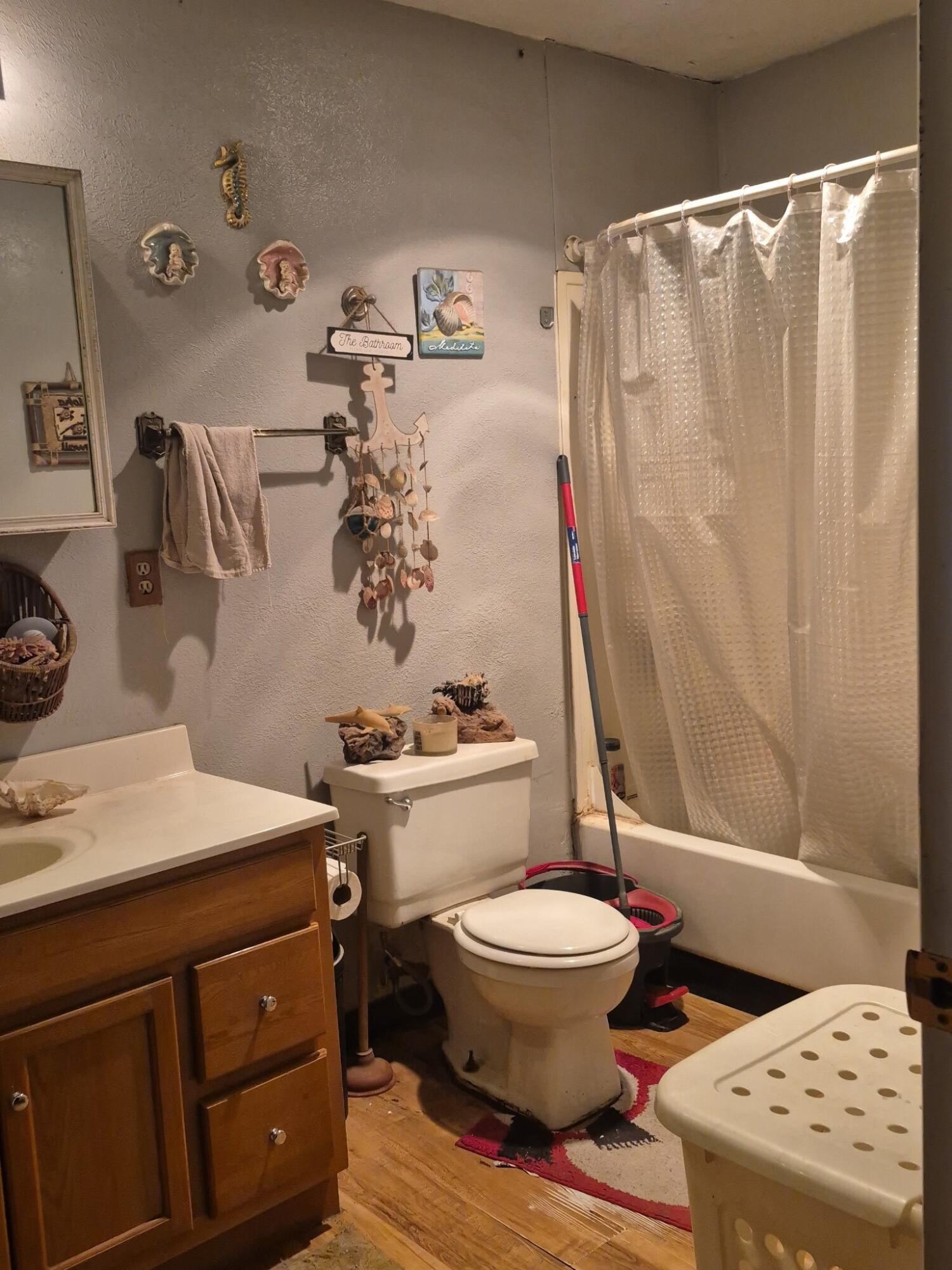 406 Sharp Road Klamath Falls, OR 97603 - Photo 4 of 8 Bathroom