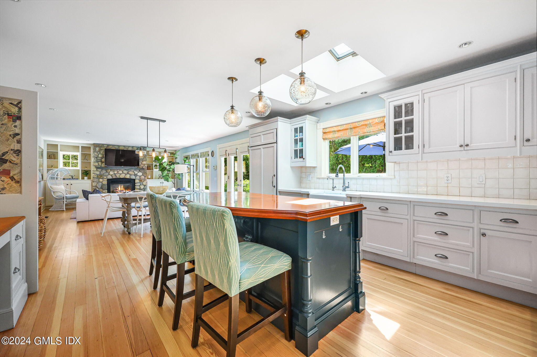 8 Hendrie Avenue Riverside, CT 06878 - Photo 14 of 33 a dining hall with granite countertop a stove a sink dishwasher a dining table and chairs with wooden floor