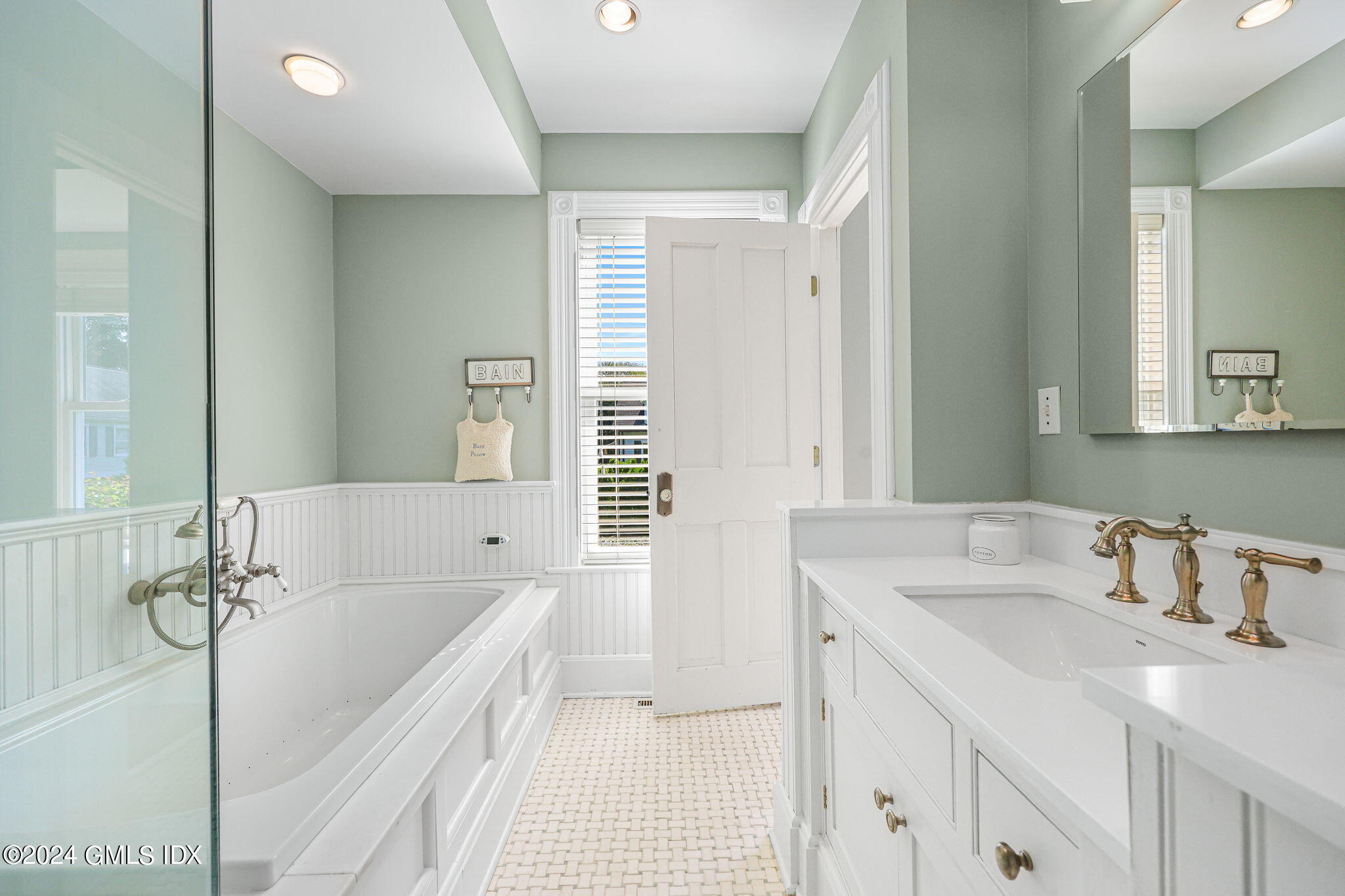 8 Hendrie Avenue Riverside, CT 06878 - Photo 21 of 33 a bathroom with a tub sink and mirror