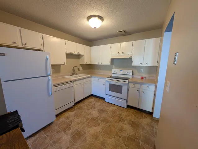 $159,900 | 1585 Cohansey Street North, Unit 104, St. Paul, MN 55117
