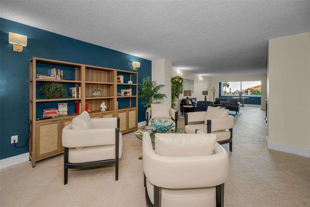 622 Edgewater Drive, Unit 123 Dunedin, FL 34698 - Photo 29 of 46 a living room with furniture and a book shelf