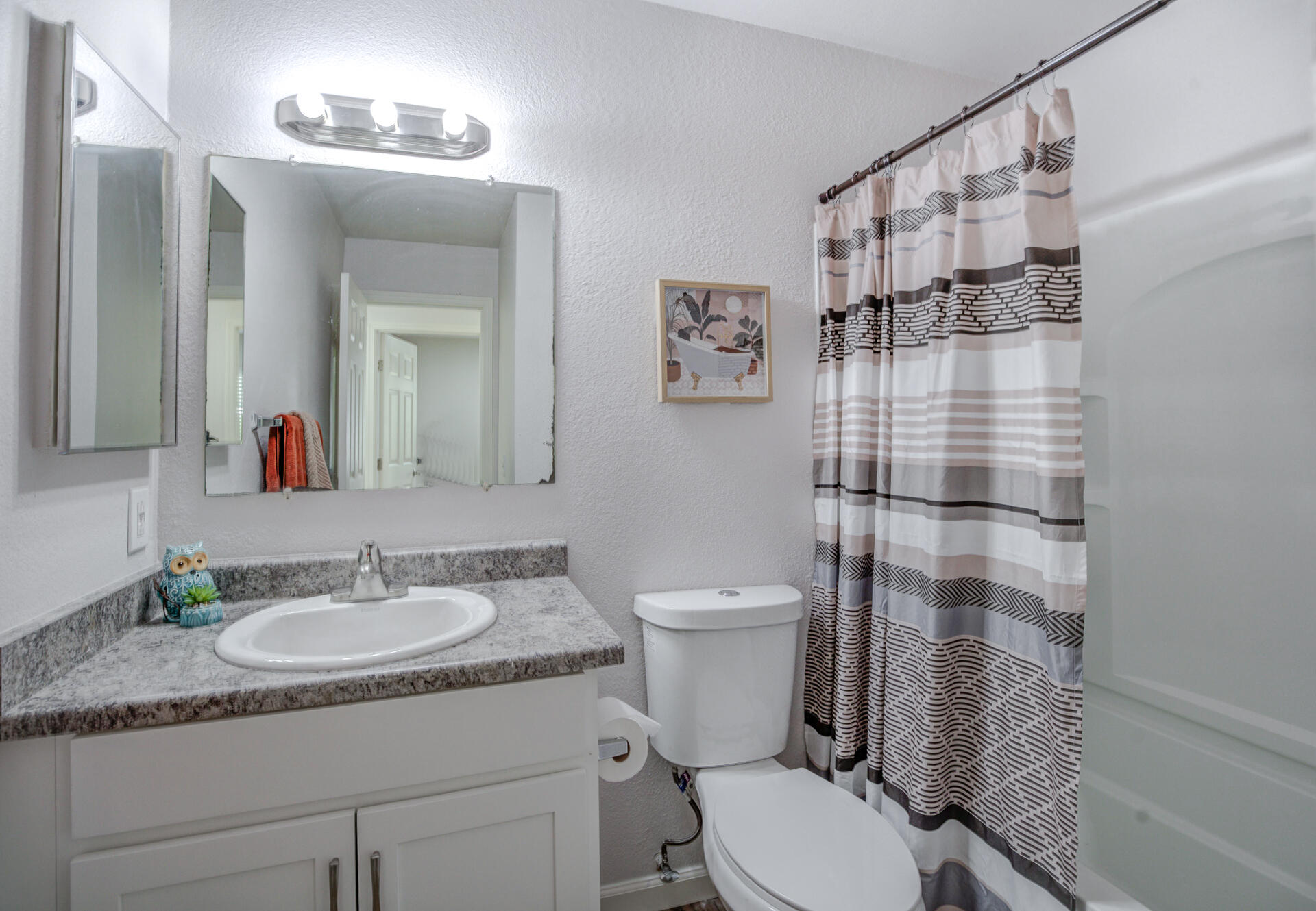1226 Beltline Road Redding, CA 96003 - Photo 11 of 24 Hall Bath