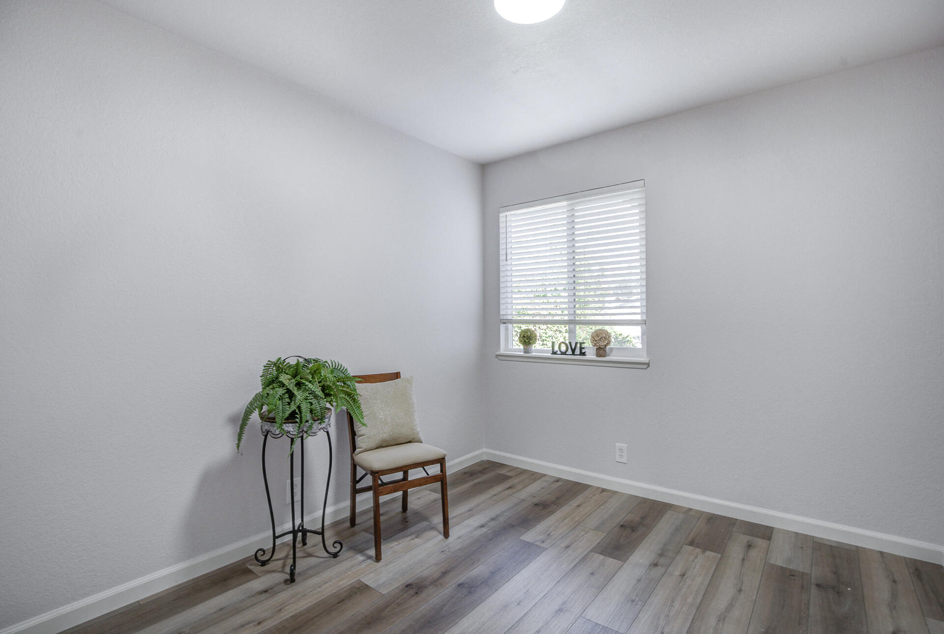 1226 Beltline Road Redding, CA 96003 - Photo 12 of 24 Guest Bedroom 1