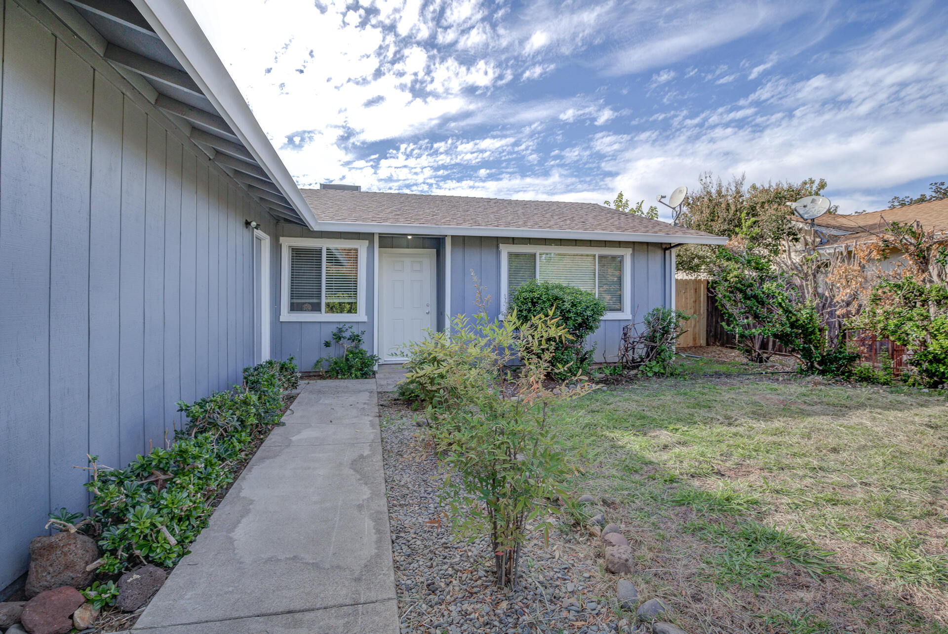 1226 Beltline Road Redding, CA 96003 - Photo 2 of 24 Front Sidewalk