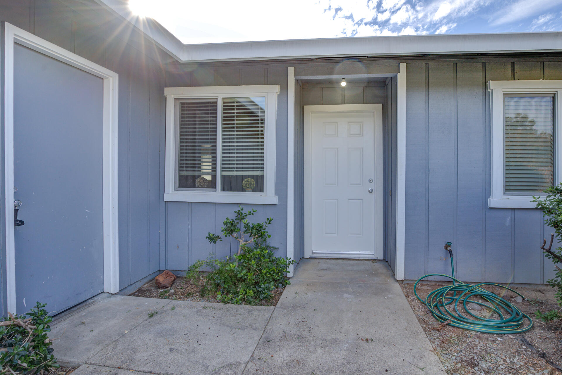 1226 Beltline Road Redding, CA 96003 - Photo 3 of 24 Front Entry and garage door