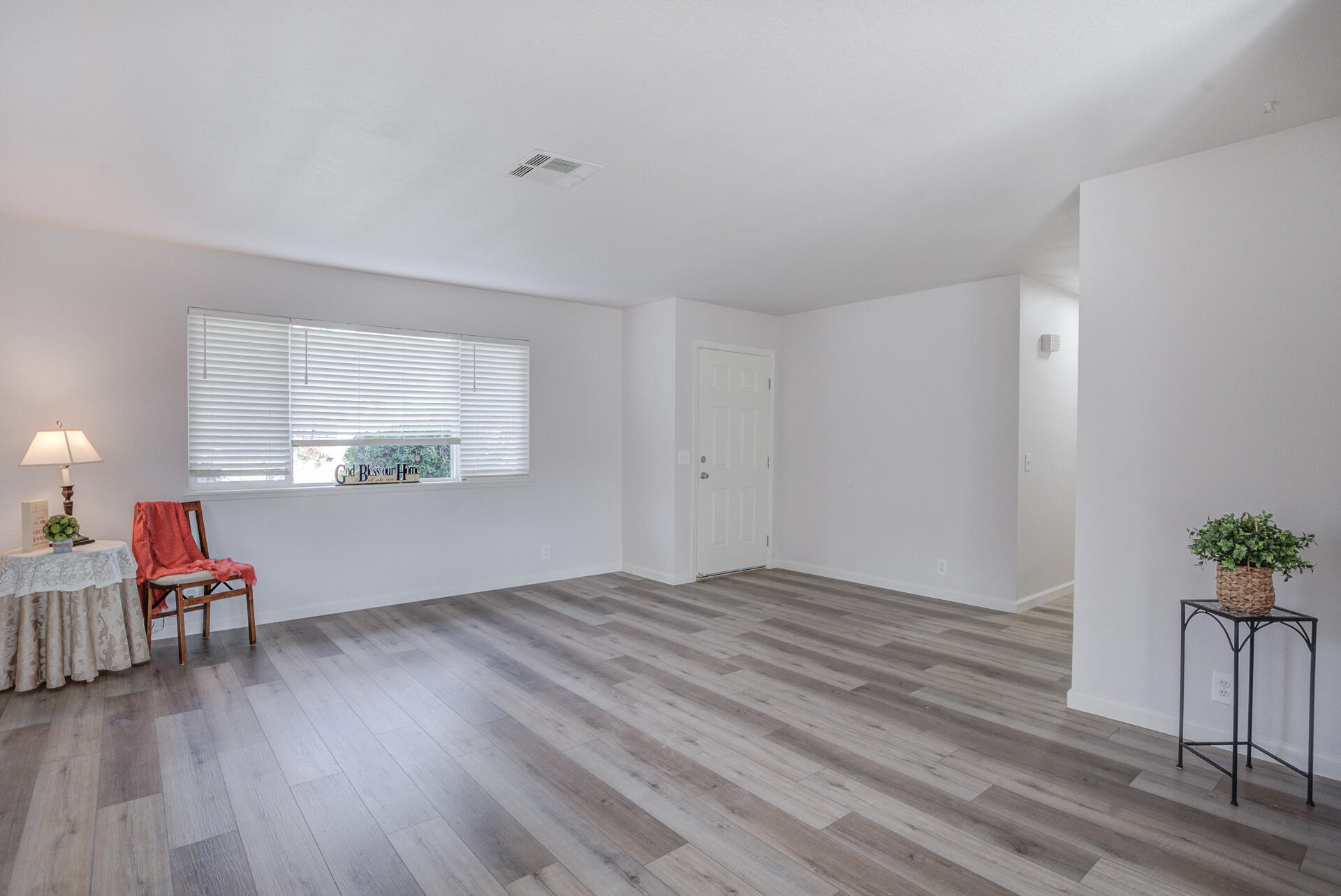1226 Beltline Road Redding, CA 96003 - Photo 4 of 24 Living Room