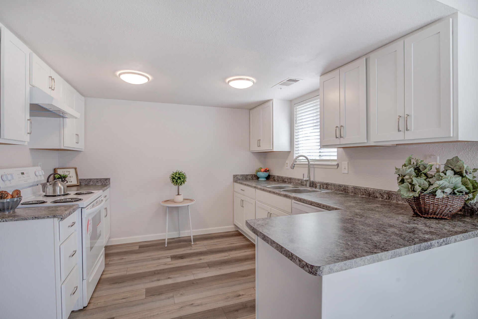 1226 Beltline Road Redding, CA 96003 - Photo 7 of 24 Kitchen
