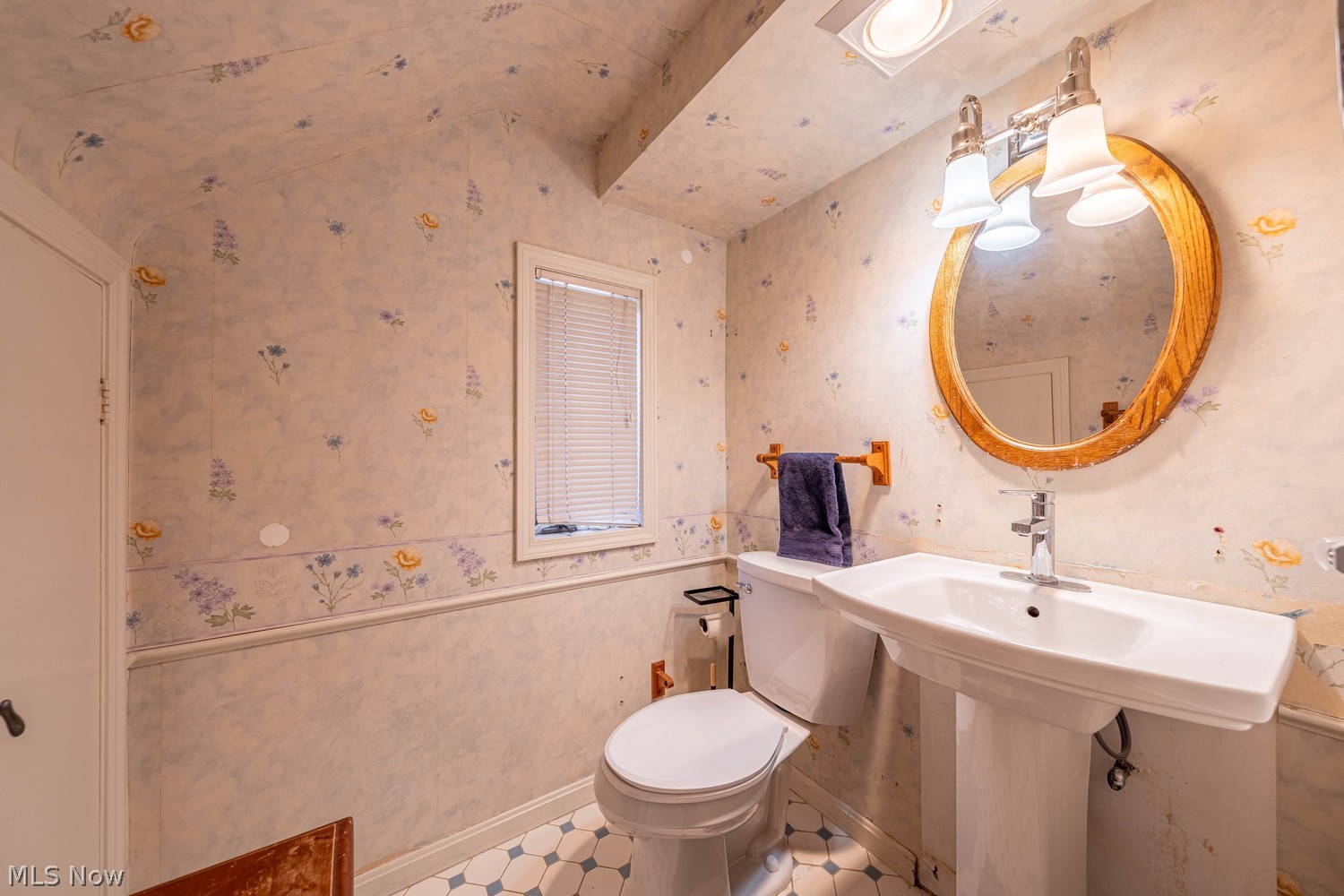 19675 Henry Road Cleveland, OH 44126 - Photo 25 of 42 Second floor full bathroom
