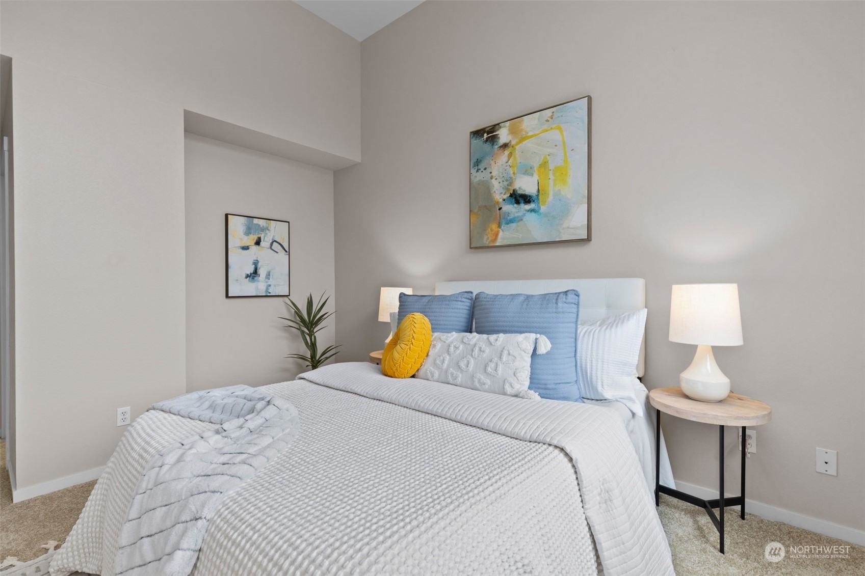 58 Cougar Ridge Road Northwest, Unit 2203 Issaquah, WA 98027 - Photo 21 of 37 a bedroom with a bed and lamps