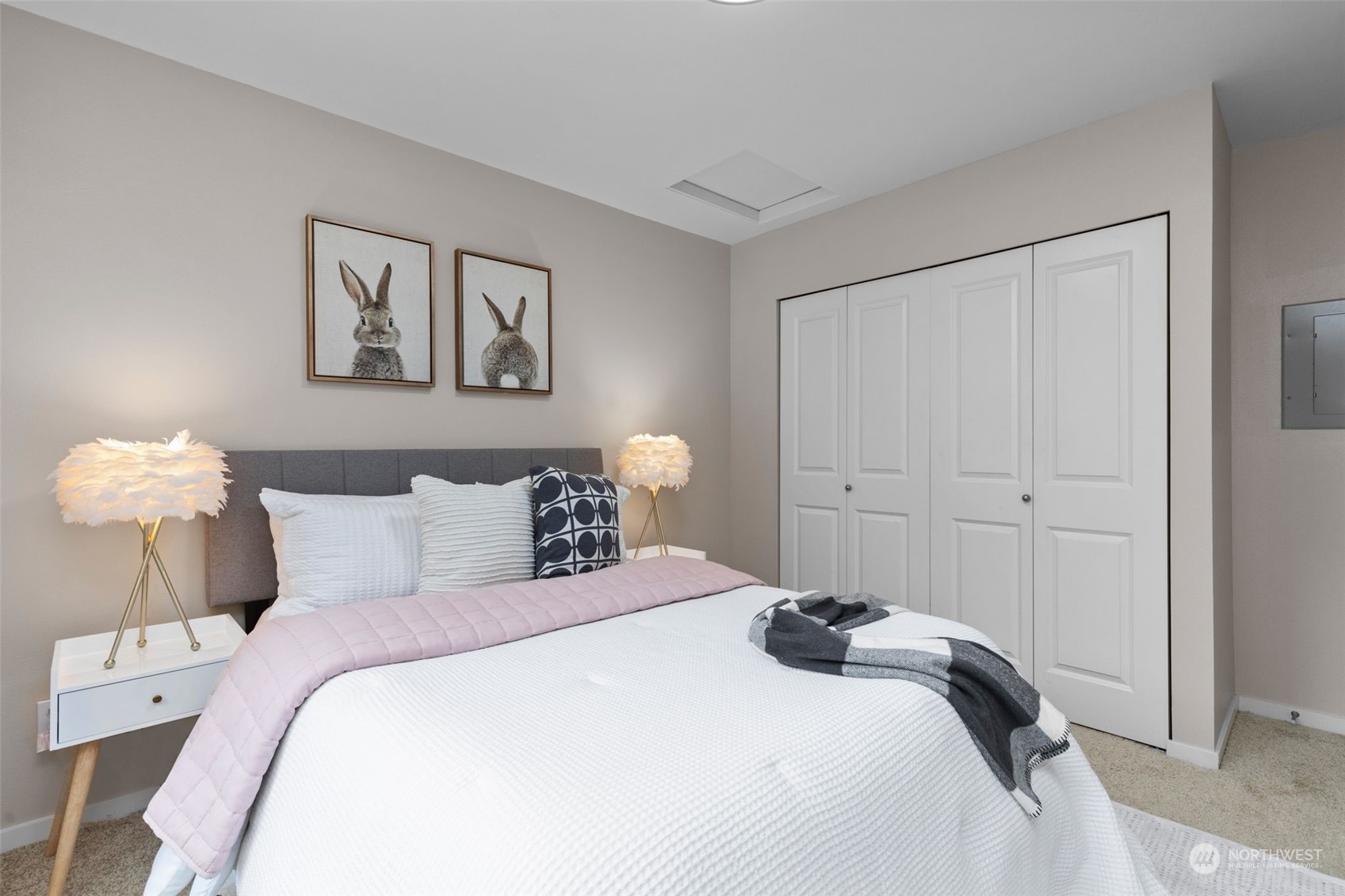 58 Cougar Ridge Road Northwest, Unit 2203 Issaquah, WA 98027 - Photo 25 of 37 a bedroom with a bed and a lamp