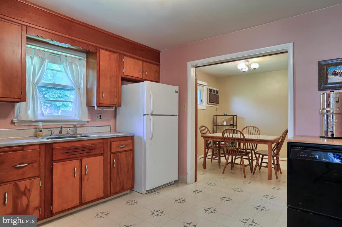 1866 Manor Ridge Drive Lancaster, PA 17603 - Photo 7 of 24 Gallery Image 7