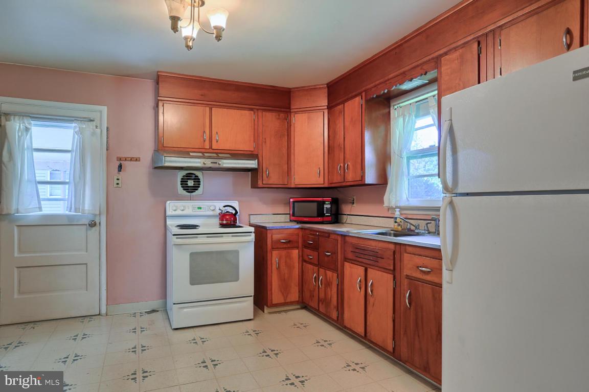 1866 Manor Ridge Drive Lancaster, PA 17603 - Photo 9 of 24 Gallery Image 9