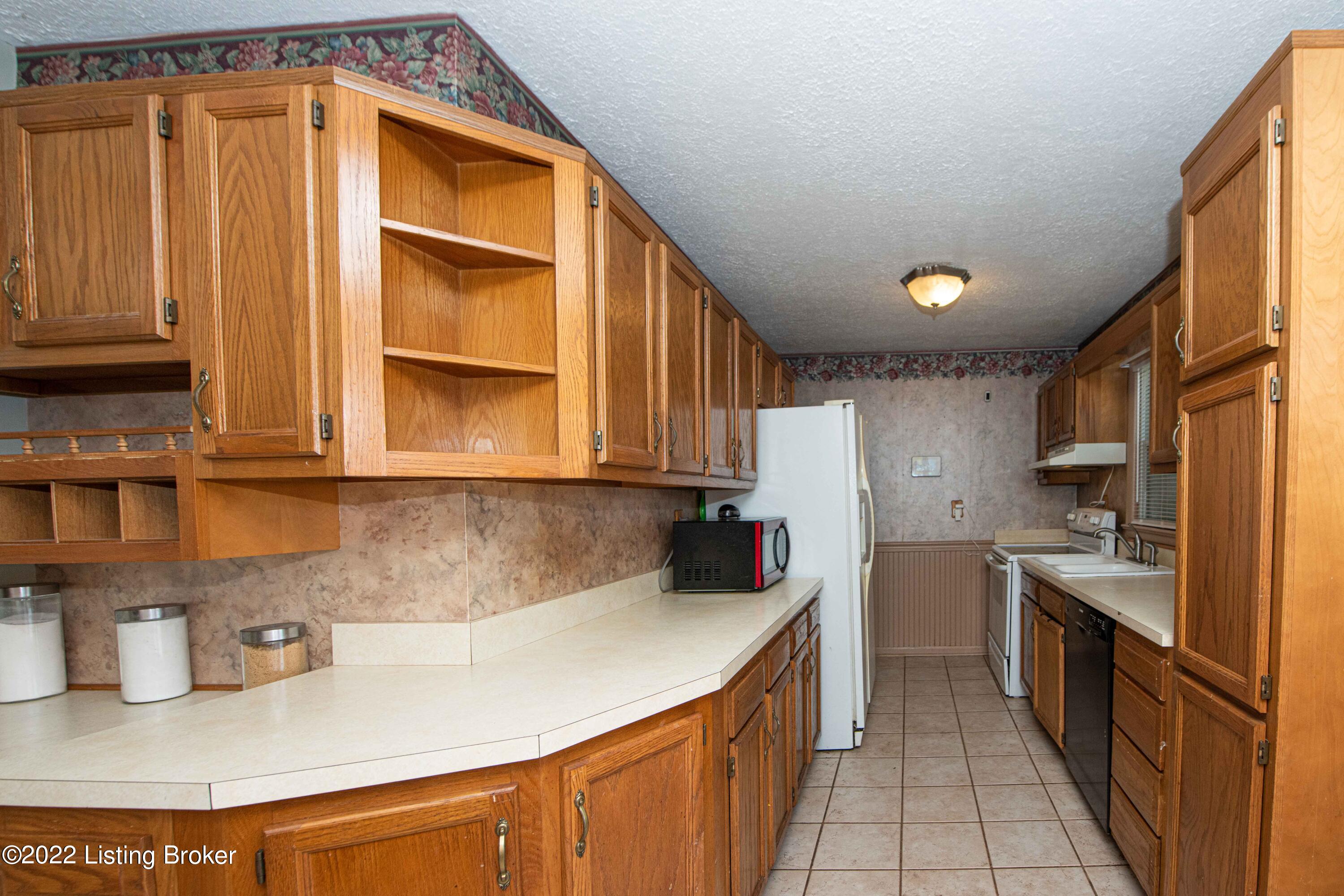 6348 Hunters Grove Road Louisville, KY 40216 - Photo 10 of 44 Eat in kitchen with lots storage!