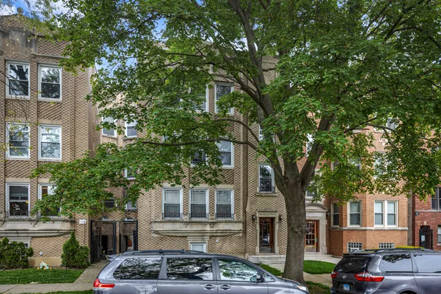 $2,200 | 6549 North Mozart Street, Unit 3, Chicago, IL 60645
