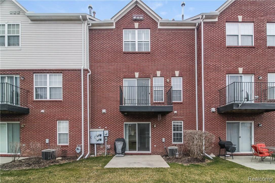 568 Cherry Orchard Road Canton, MI 48188 - Photo 32 of 37 032-Rear_View-5563546-large.jpg