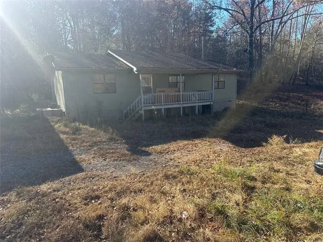 a view of a backyard